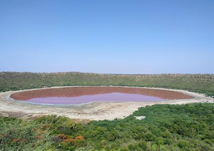 بحيرة فوهية عملاقة تغير لونها إلى الوردي بشكل مفاجئ