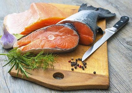 هل يسبب سمك السلمون الإصابة بفيروس كورونا ؟