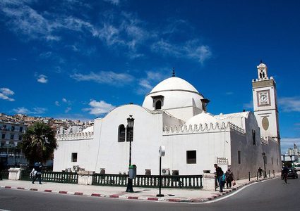 بسبب كورونا.. الجزائر تؤجل إعادة فتح المساجد وإقامة صلاة الجماعة