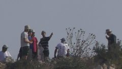 مستوطنون يحرقون أراضي في قرية بورين جنوب نابلس