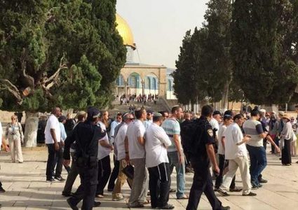 215 مستوطنا يقتحمون "الاقصى" بحماية شرطة الاحتلال