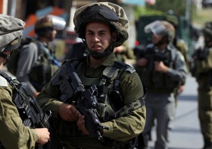 الاحتلال يعتقل مواطنين من الخليل