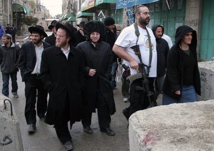 مستوطنون يمنعون عائلة فلسطينية من الوصول لمنزلها