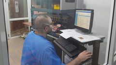 طواقم فحص فيروس كورونا،  في مختبر مؤسسة الشهيد ظافر المصري يعملون على فحص العينات التي أخذت من نابلس.