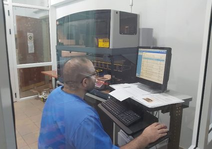 طواقم فحص فيروس كورونا،  في مختبر مؤسسة الشهيد ظافر المصري يعملون على فحص العينات التي أخذت من نابلس.