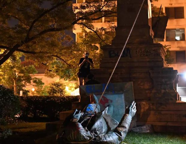 متظاهرون يحطمون تمثال جنرال في واشنطن