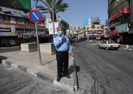 انتشار لأفراد الشرطة وسط مدينة نابلس بعد قرار رئيس الوزراء اغلاق المدينة لمدة 48 ساعة بعد الاعلان لحصر المخالطين المحتملين للمصابين بفايروس كورونا