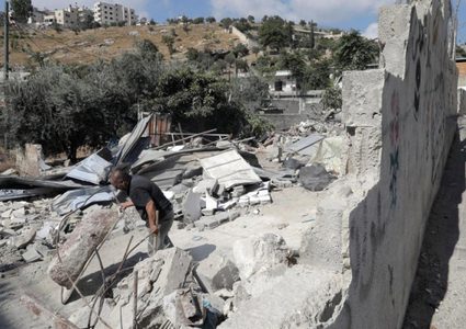 بلدية الاحتلال تجبر شقيقين على هدم منزلهما في سلوان