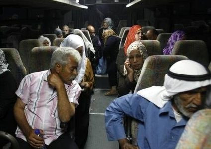 مقدسيون يزورون أبناءهم الأسرى في جلبوع على نفقتهم الخاصة