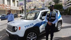 انتشار لأفراد الشرطة وسط مدينة نابلس بعد قرار رئيس الوزراء اغلاق المدينة لمدة 48 ساعة بعد الاعلان لحصر المخالطين المحتملين للمصابين بفايروس كورونا