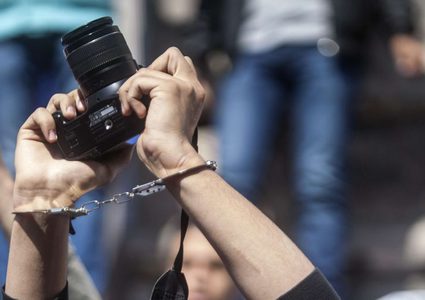 مركز حقوقي يطالب بوقف اعتقالات الصحافيين والتعدي على الحريات