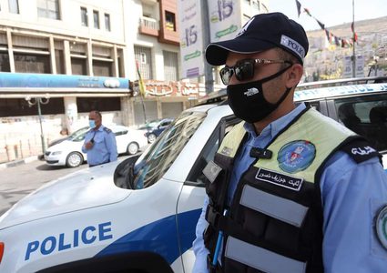 انتشار لأفراد الشرطة وسط مدينة نابلس بعد قرار رئيس الوزراء اغلاق المدينة لمدة 48 ساعة بعد الاعلان لحصر المخالطين المحتملين للمصابين بفايروس كورونا