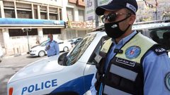 انتشار لأفراد الشرطة وسط مدينة نابلس بعد قرار رئيس الوزراء اغلاق المدينة لمدة 48 ساعة بعد الاعلان لحصر المخالطين المحتملين للمصابين بفايروس كورونا