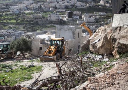 الاحتلال يخطر بوقف بناء مساكن ومنشآت زراعية في الخليل وسلفيت