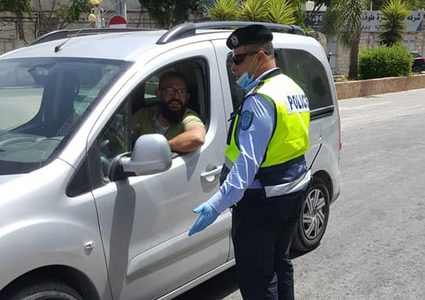 الشرطة الفلسطينية تتابع الإلتزام بقرار تقييد الحركة بنابلس
