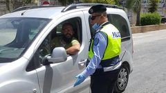 نشر قوة من الشرطه بالتعاون مع الاجهزة الامنية في محيط مدينة نابلس وداخلها لمتابعه التزام أصحاب المحلات و متابعه المركبات و المارة.