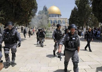 شرطة الاحتلال تعتقل حارسا و5 مقدسيات داخل الأقصى