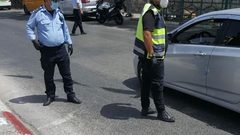نشر قوة من الشرطه بالتعاون مع الاجهزة الامنية في محيط مدينة نابلس وداخلها لمتابعه التزام أصحاب المحلات و متابعه المركبات و المارة.