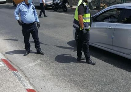 الشرطة الفلسطينية تتابع الإلتزام بقرار تقييد الحركة بنابلس