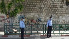 نشر قوة من الشرطه بالتعاون مع الاجهزة الامنية في محيط مدينة نابلس وداخلها لمتابعه التزام أصحاب المحلات و متابعه المركبات و المارة.