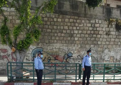 الشرطة الفلسطينية تتابع الإلتزام بقرار تقييد الحركة بنابلس