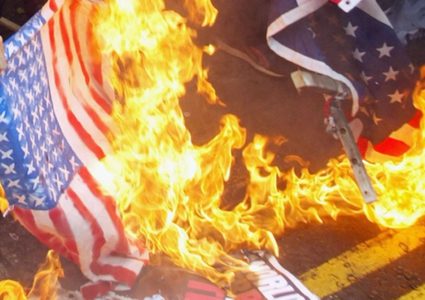 ترامب: السجن لمدة عام لمن يحرق العلم الأمريكي