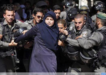 الاحتلال يعتقل حارسا و5 مقدسيات بالأقصى بعد الاعتداء عليهن بالضرب