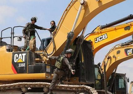 أهالي بيت سيرا يمنعون الاحتلال من هدم المنازل