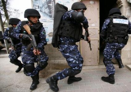 نابلس: القبض على فار من العدالة بتهم تسريب أراض للاحتلال