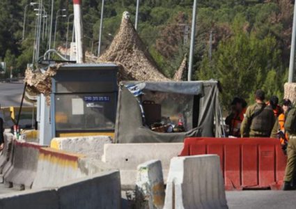 الاحتلال يحتجز الحافلات ويعيق وصول المواطنين إلى أريحا