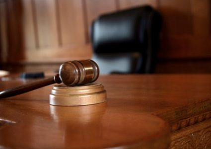 محكمة جرائم الفساد تقضي بسجن موظف 3 أشهر لتهاونه بأداء واجباته