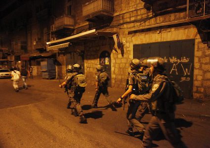 حملة اعتقالات ومداهمات بالضفة