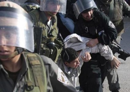 قوات الاحتلال تعتدي على شابين في الخليل