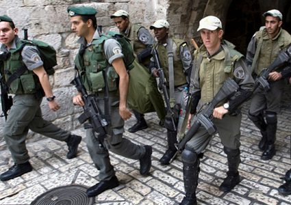 قوات الاحتلال تعتقل مقدسية وطفلها في القدس القديمة