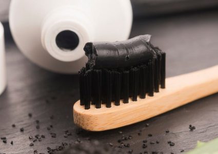ما هي خطورة استخدام معجون الأسنان المصنوع من الفحم ؟