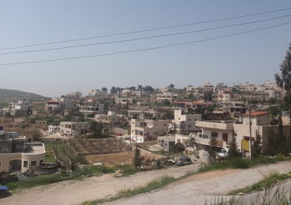 الاحتلال يستولي على حجارة أثرية شمال الخليل