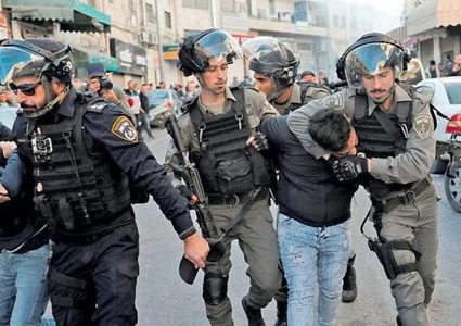 الاحتلال يعتقل ٣ شبان من قلنديا شمال القدس