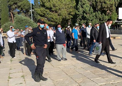 عشرات المستوطنين يقتحمون الأقصى