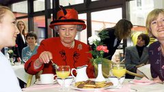 الملكة إليزابيث تمنع أفراد الأسرة الملكية من تناول الثوم