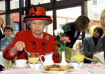 الملكة إليزابيث تمنع أفراد الأسرة الملكية من تناول الثوم