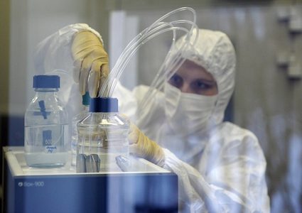 حقن أول متطوع بلقاح RNA ضد كورونا منتج في بريطانيا