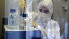حقن أول متطوع بلقاح RNA ضد كورونا منتج في بريطانيا