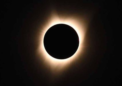 شاهدوا.. "لقطات مبهرة" للكسوف الشمسي