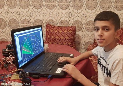 المغرب.. طفل يتمكن من صناعة نظارة خاصة بالوقاية من كورونا