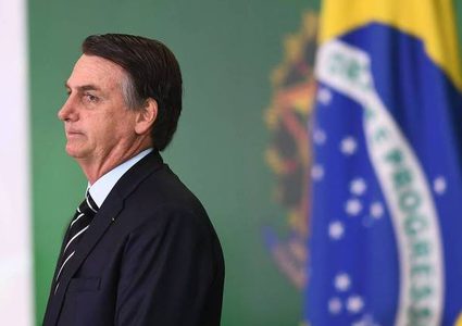 القضاء البرازيلي يجبر الرئيس على إرتداء الكمامة