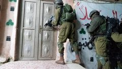 القدس: الاحتلال يعتقل مواطنا وزوجته وطفلا لم تعرف هويته