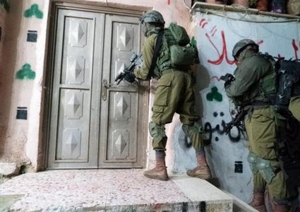 القدس: الاحتلال يعتقل مواطنا وزوجته وطفلا لم تعرف هويته