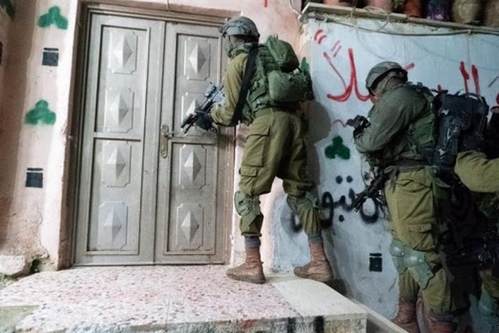 القدس: الاحتلال يعتقل مواطنا وزوجته وطفلا لم تعرف هويته