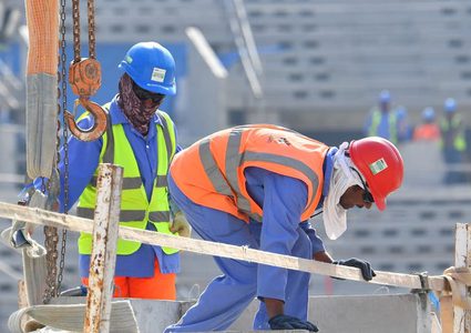 قطر: 1102 إصابة كورونا بين عمال مشاريع كأس العالم