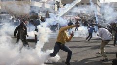 عشرات الاصابات بالاختناق في مواجهات مع الاحتلال في الخليل